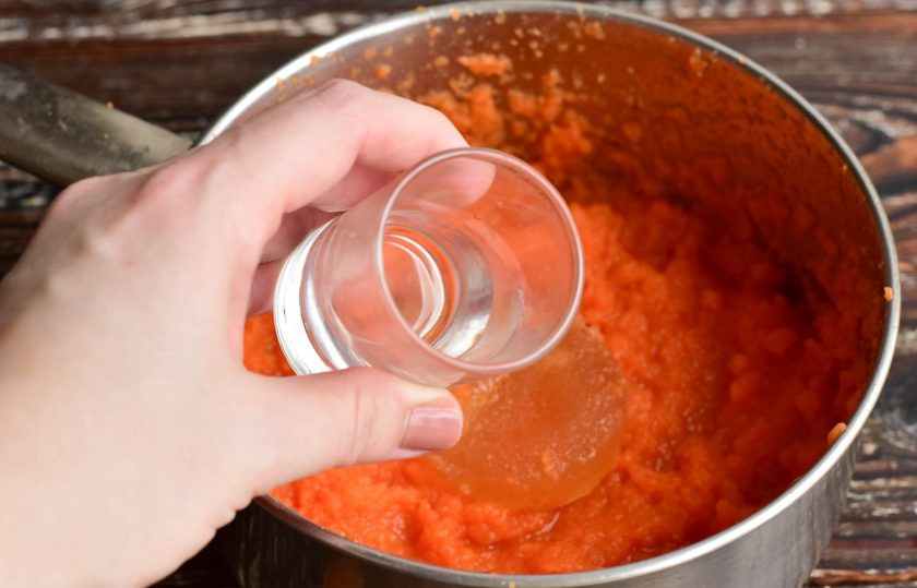 1. Этап. Морковное желе: Влейте в морковную массу 30 мл. воды.