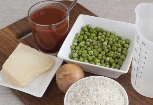 1. Этап. Ризотто с горошком: Прежде всего подготовим все необходимое. Промывать рис не нужно, а вот замороженный горошек можно предварительно проварить недолгое время - минуты 2-3.