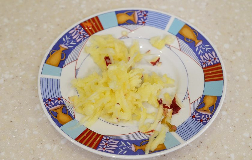 1. Этап. Гречневая каша с яблоком: 4. Яблоко натрите на терке.