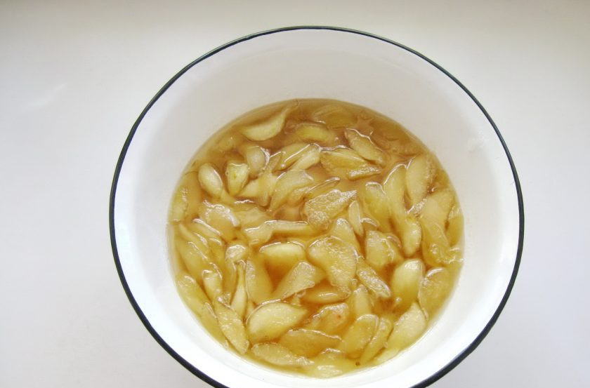 1. Этап. Варенье из груш с алычой: Поставьте таз с грушами на плиту. Доведите до кипения, снимите пену. После варите груши в сиропе 40-50 минут на самом минимальном огне, пока дольки груш не станут прозрачными. Возможно потребуется больше времени. Это зависит от сорта груш.