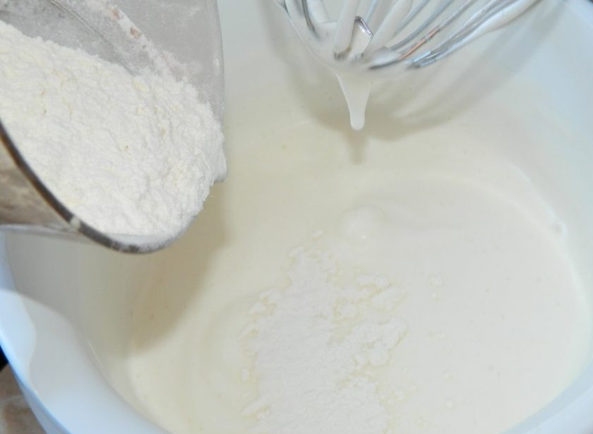 1. Этап. Бисквит в кастрюле: Венчиком аккуратно вмешайте муку.