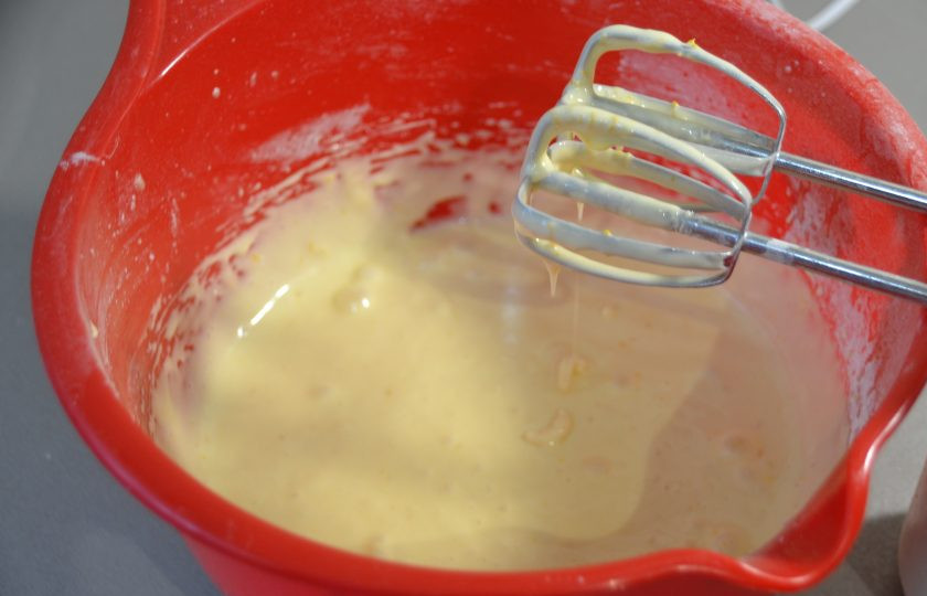 1. Этап. Мокрый бисквит: Тесто по консистенции должно быть как густая сметана.