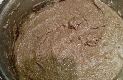 1. Этап. Щи московские: Добавляем к муке солод, перемешиваем и заливаем 100 мл. кипятка. Перемешиваем, накрываем и оставляем тесто в теплом месте часа на 3-5.