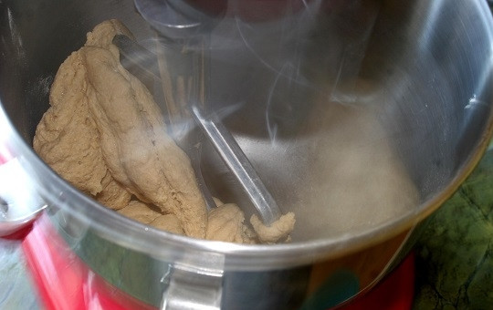 1. Этап. Тесто для ватрушек без дрожжей: 1. С тестом все очень просто - соедините в глубокой мисочке яйцо с сахаром и щепоткой соли, взбейте. Добавьте воду и молоко, растопленное сливочное масло. Просейте муку и тщательно вымешайте.