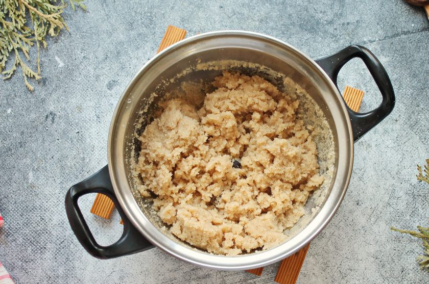 1. Этап. Смоленская каша: Варите смоленскую кашу, мешая, пока она не станет напоминать мокрый песок. Готовую кашу сразу разложите и подавайте к столу.