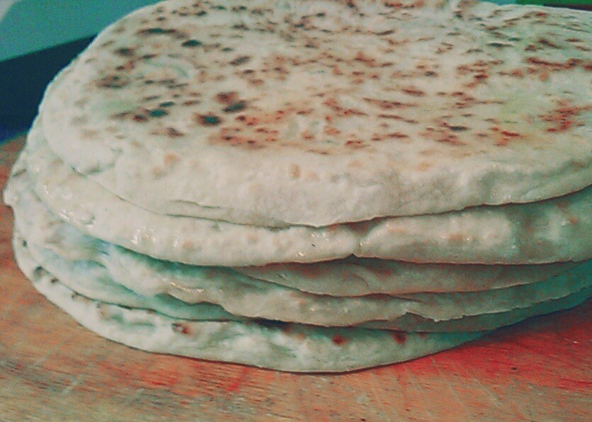 1. Stage. Afar with cottage cheese and wheat: We stack them on top of each other, smearing them with melted butter. And we treat ourselves)