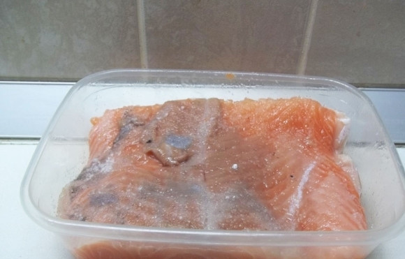 1. Этап. Красная рыба соленая: Филе выложите в контейнер. Промажьте его со всех сторон солью с сахаром.