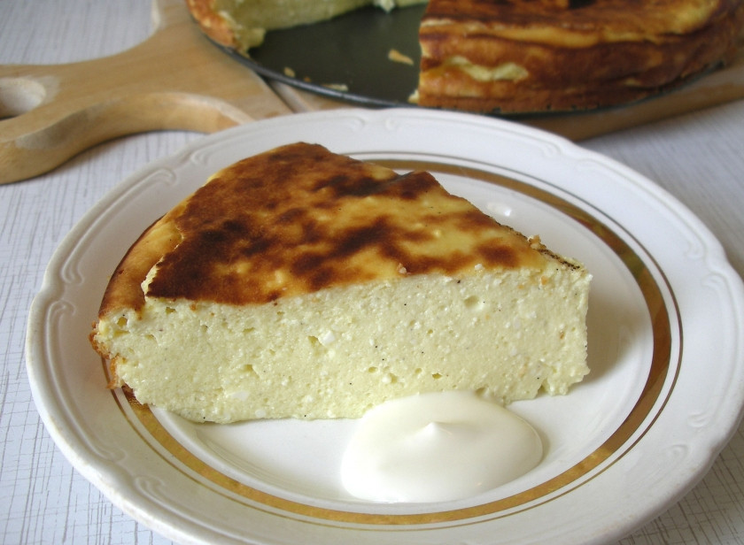 1. Этап. Творожная запеканка с кефиром в духовке: Подавать блюдо можно со сметаной, с перетёртыми ягодами и фруктовыми джемами, с мороженым, сгущёнкой или сливочными подливками. Хорошее сочетание получается с киселём или какао.