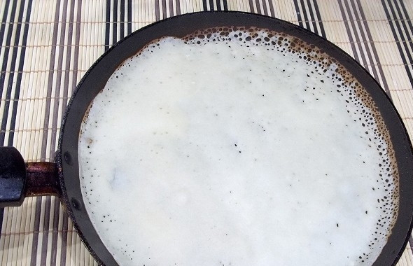 1. Этап. Блины на пиве тонкие: Разогрейте масло на сковороде. Вливайте в неё тесто черпаком.