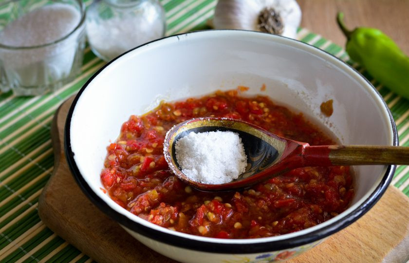 1. Этап. Острая приправа из помидоров и острого перца: Перекрутите все овощи через мясорубку, всыпьте сахар, соль и влейте уксус. Все перемешайте.