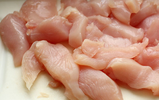 1. Этап. Панировка для наггетсов: Грудку порезать на кусочки.