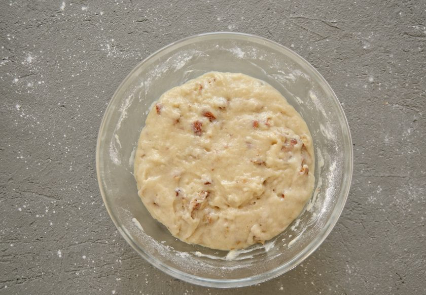 1. Этап. Постный кекс с орехами: Соедините вместе сухую и влажную смесь, перемешайте до однородного состояния. Добавьте орехи, ещё раз перемешайте.