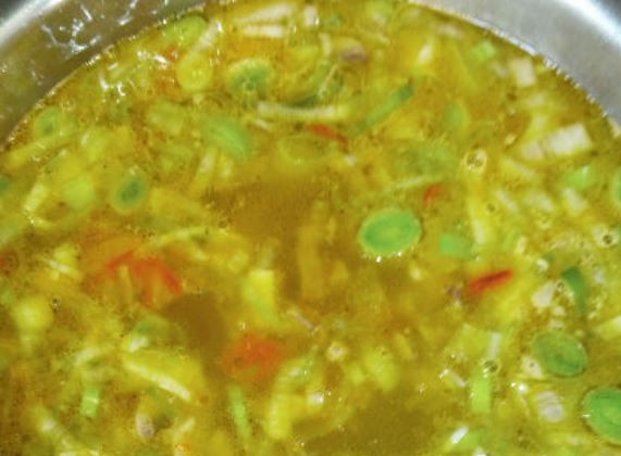 1. Этап. Суп-лапша с грибами: Затем отправьте в кастрюлю овощи со сковородки. Добавьте мелко порезанный чеснок и укроп.