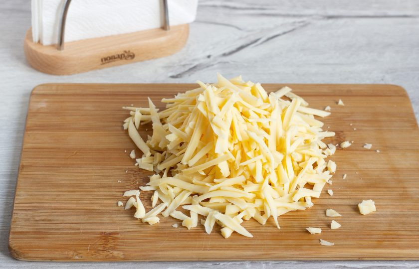 1. Этап. Мясные кексы с перепелиными яйцами: Сыр натрите на крупной терке.