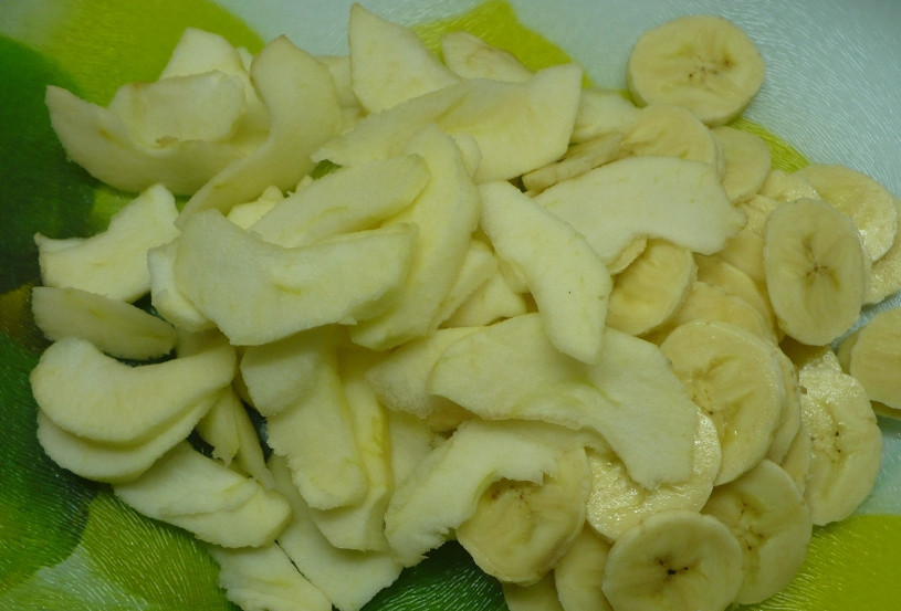 1. Этап. Сладкий рулет: 1. Тесто разморозим и раскатаем в тонкий пласт. Яблоко и банан нарежем небольшими кусочками.