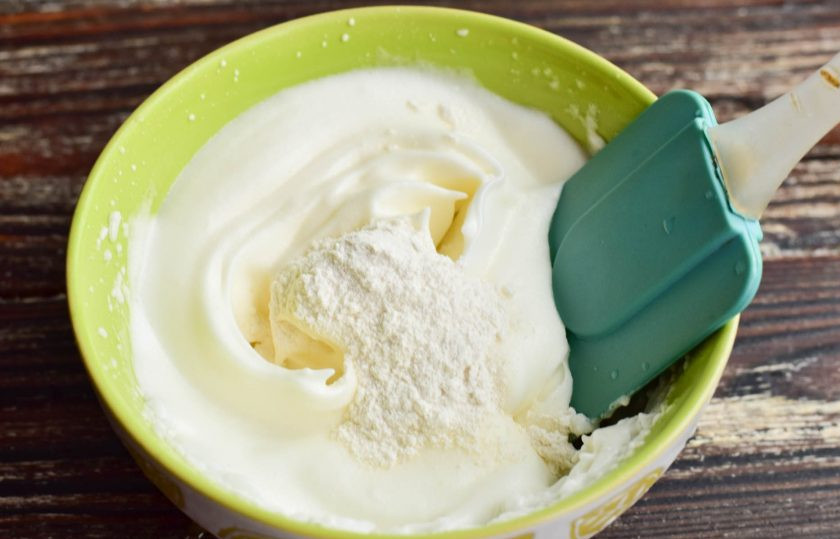 1. Этап. Медовое суфле: Всыпьте муку. Хорошо все перемешайте.