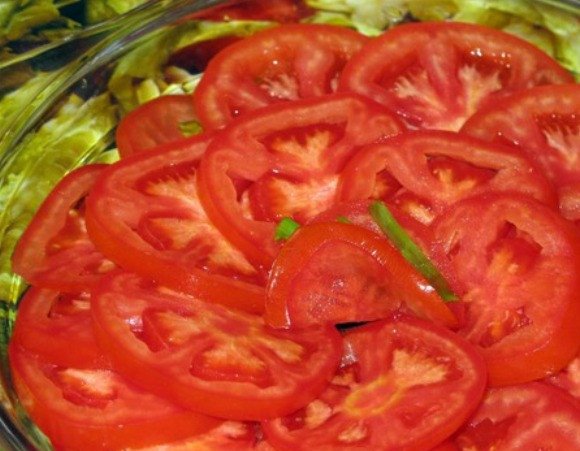 1. Этап. Мясо по-французски с баклажанами: Помидоры порежьте кружками.