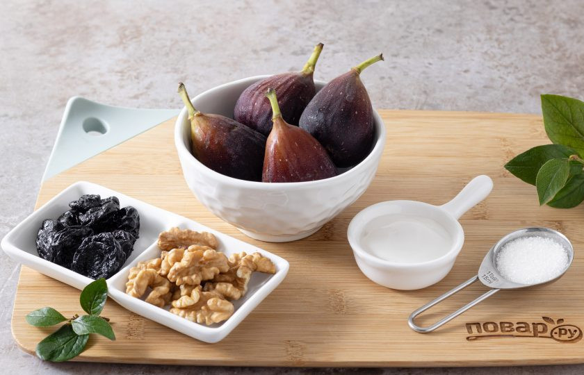 1. Этап. Инжир с черносливом: Подготовьте все ингредиенты.