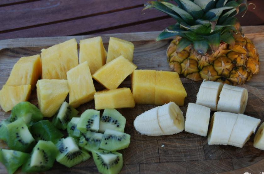 1. Этап. Витаминный напиток Тропический авокадо: 1. Даже если в вашем распоряжении есть свежие тропические фрукты, порежьте их на кусочки и заморозьте для будущего коктейля, чтобы тот приобрел нужную температуру.