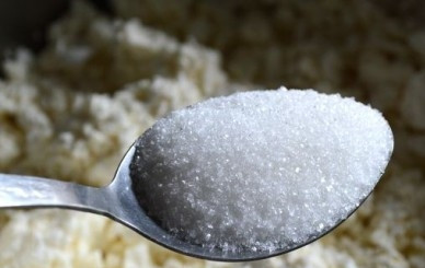 1. Этап. Творожная запеканка на кефире в мультиварке: Добавляем обычный и ванильный сахар.