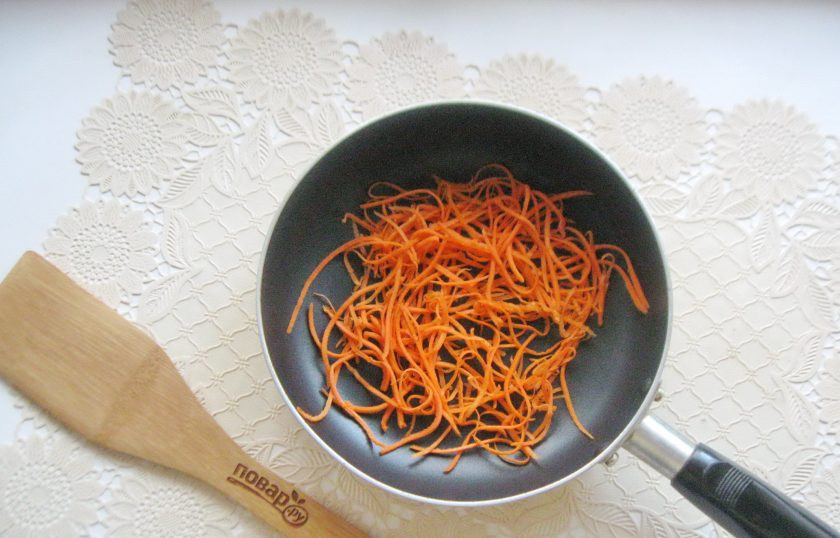 1. Этап. Суп с креветками и лапшой: Морковь очистите, помойте и нарежьте произвольно. Я натерла на терке для корейской моркови. Выложите в сковороду.