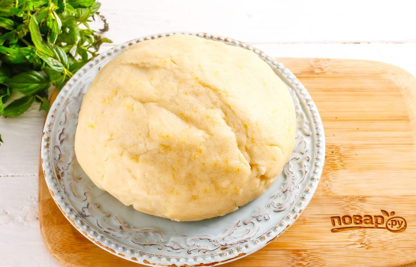 1. Этап. Песочный пирог с грушами и сливами: Колобок теста охладите в холодильнике примерно 15-20 минут, накрыв пищевой пленкой.