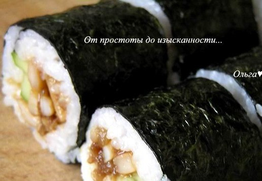 1. Этап. Роллы с кальмарами: Разрежьте острым ножом на 2 части, положите обе части рядом и разрежьте сразу оба ролла еще на 3 части. Повторите с оставшимися ингредиентами.