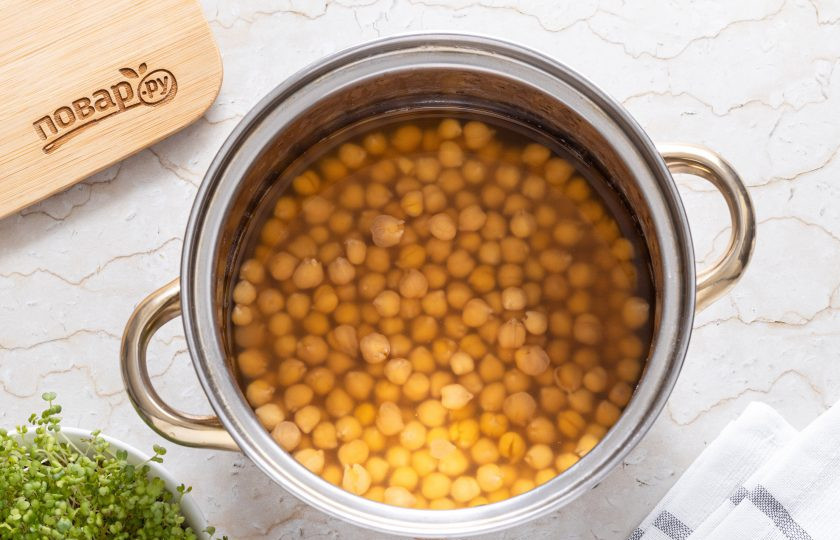 1. Этап. Нут с грибами в сливочном соусе: Нут предварительно замочите в чистой воде на 8 часов, затем слейте воду и промойте его. Переложите нут в кастрюлю, залейте чистой водой и варите до готовности примерно 1 час. За 5 минут до готовности посолите.