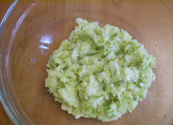 1. Этап. Капустная запеканка в духовке: 6. Берем удобную тару для смешивания. Выкладываем капусту с манкой.