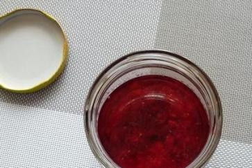 1. Этап. Настойка из клюквы на водке: Закрываем банку и отправляем настойку в темное место на 2 недели. Банку периодически необходимо встряхивать.