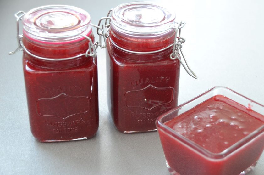 1. Этап. Кизил протертый с сахаром: Переложите протертый кизил в подготовленные простерилизованные банки, закройте. Маленькая кладовая витаминов готова. Благодаря тому, что ягоды кизила практически не подвергались термической обработке, они сохранили почти все свои полезные свойства.