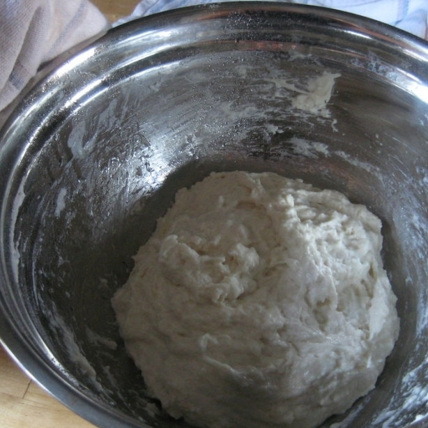 1. Этап. Пицца по-домашнему: Скатываем тесто в шар, стенки миски сбрызгиваем оливковым маслом (так тесто будет легче извлекать из миски).