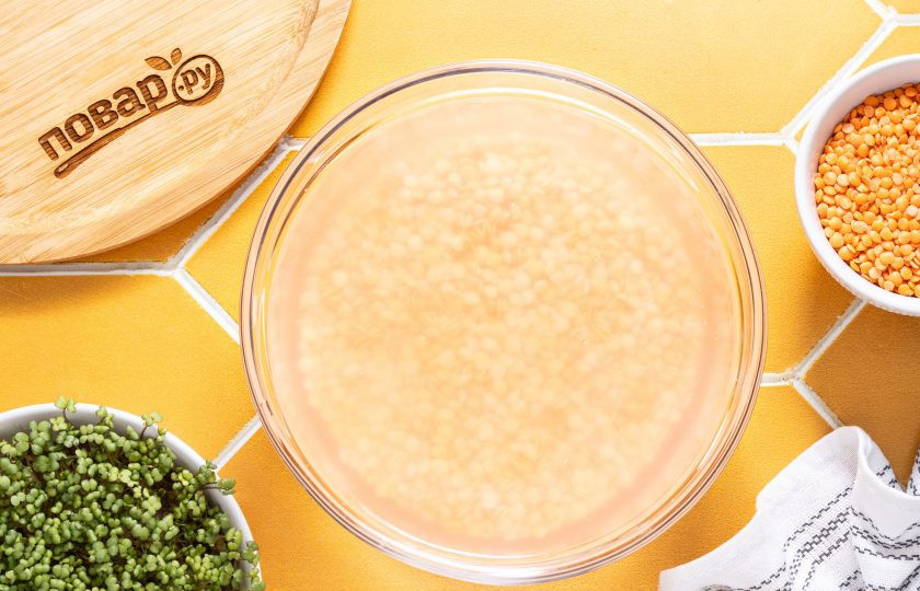 1. Этап. Оладьи из красной чечевицы: Чечевицу предварительно замочите в воде на 4-6 часов, можно оставить на ночь.