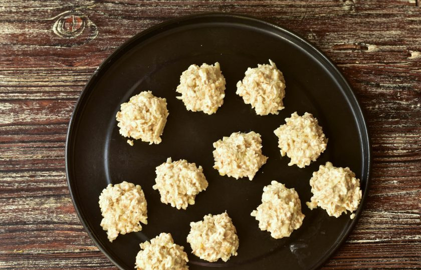 1. Этап. Овсяное печенье без муки и яиц: Сформируйте руками печенье и выложите его на противень.