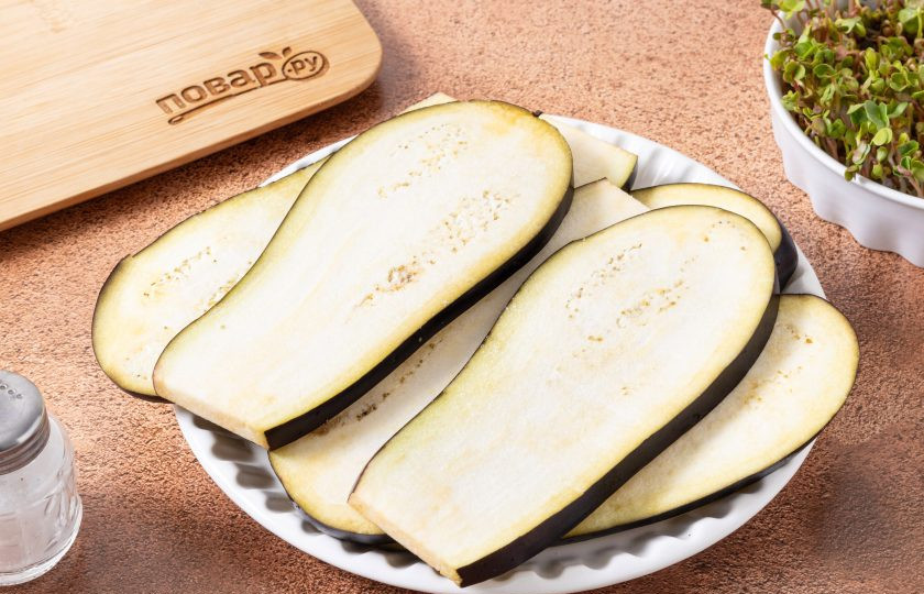 1. Этап. Рулетики из баклажана с сыром и морковью: Баклажаны нарежьте на пластины толщиной 0,5-1 см. Подсолите и оставьте на 20 минут. После промокните бумажными салфетками от лишней влаги.