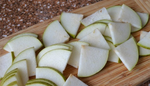 1. Этап. Салат Почти испанский: Грушу вымыть, нижнюю часть нарезать на четвертинки и тонкие полоски.