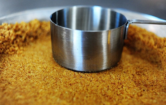 1. Этап. Тесто на сливочном масле для пирога (основа): 6. И распределите, плотно прижимая, формируя ровный корж.