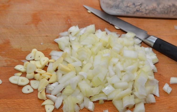 1. Этап. Соус Болоньезе долмио: Режем лук и чеснок мелкими кубиками.