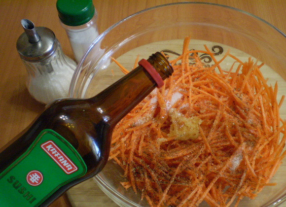 1. Этап. Морковка по корейски острая: Добавьте в морковь все специи и уксус. Уксус можно использовать не только столовый, но и рисовый или яблочный.