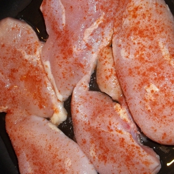 1. Этап. Куриный салат с гранатом: Куриные грудки посыпать паприкой и солью. В сковороде разогреть масло, выложить куриные грудки и жарить 20-30 минут на медленном огне, иногда переворачивая.