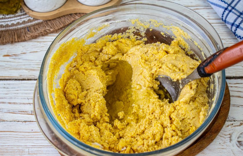 1. Этап. Кукурузный хлеб без глютена: Тщательно перемешайте тесто, влейте оливковое масло и снова перемешайте.