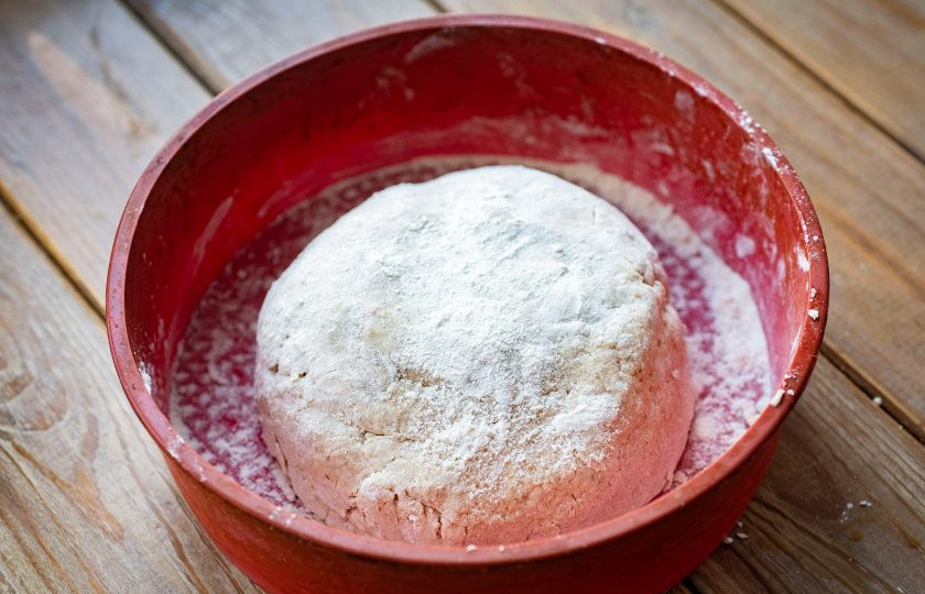 1. Этап. Ирландский хлеб из овсянки: Шар-буханку, который у вас получился в процессе перемешивания, перенесите в форму, дно которой предварительно вы уже присыпали мукой. Чуть придавите будущий хлеб рукой.