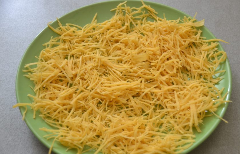 1. Этап. Суп с лапшой по-татарски: Затем соберите её на блюдо. Лапшу можно приготовить заранее, она хорошо хранится несколько дней, но для хранения она должна быть хорошо просушена.