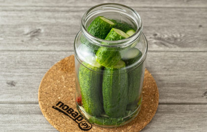 1. Этап. Огурцы на зиму с водкой: Пустоты заполните оставшейся зеленью.