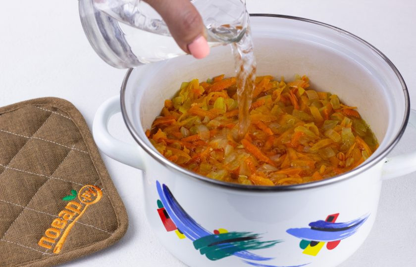 1. Этап. Суворовская каша: Выложите оставшиеся овощи, залейте кипятком и поставьте вариться на медленном огне 40-50 минут. При необходимости добавляйте понемногу воду. Помешивайте и смотрите, чтобы каша не подгорела. Затем дайте каше отдохнуть 10-15 минут и подавайте к столу!