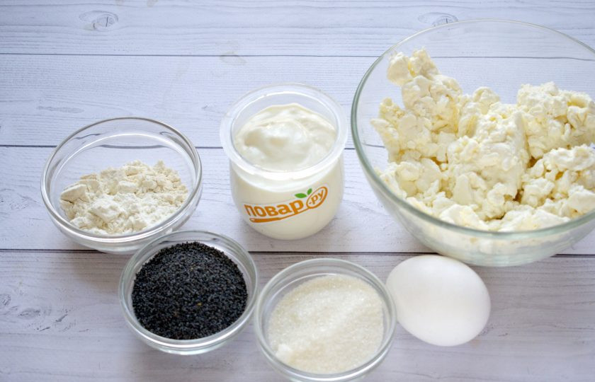 1. Этап. Запеченные ленивые вареники: Подготовьте необходимые продукты. В кастрюле доведите до кипения подсоленную воду (2 л).