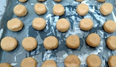 1. Этап. Овсяное печенье с медом: На противне расстелите бумагу для запекания. Смажьте её маслом. Уложите сверху печенья, немного прижимая их пальцами (чтобы получались пухленькие лепешки).