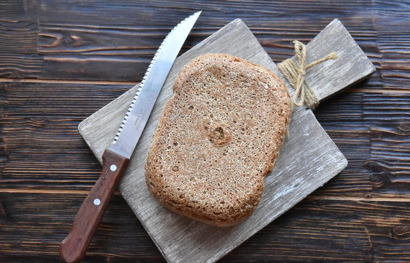 1. Этап. Цельнозерновой хлеб на закваске в хлебопечке: Когда заготовка увеличится в размере, установите ведерко в устройство и включите хлебопечь выбрав в 