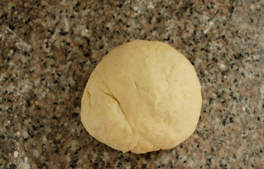 1. Этап. Простые лепешки: Готовое тесто должно быть упругим и эластичным, а главное однородным, без комочков. Оставьте тесто на 15 минут, прикрыв салфеткой.