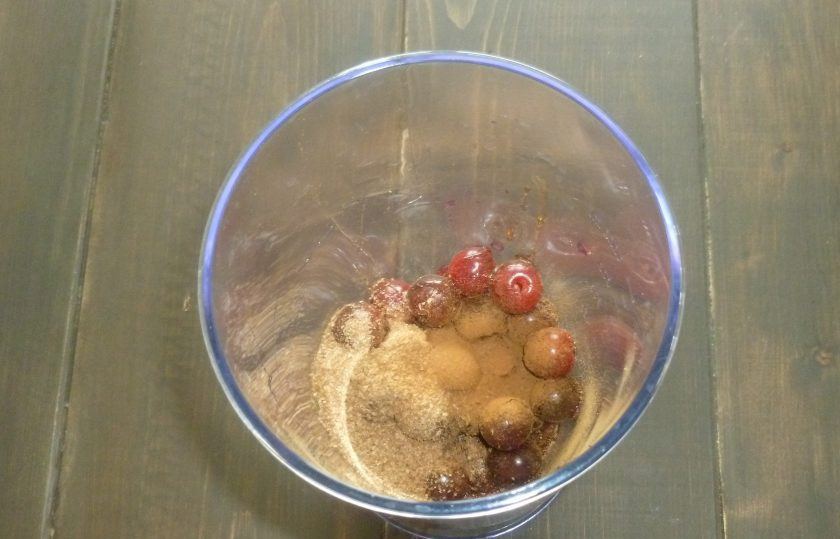 1. Этап. Смузи с вишней и корицей: Добавьте мед, корицу, отруби.